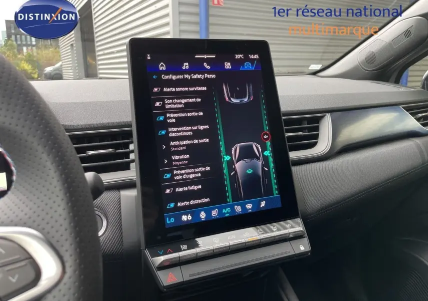Vue intérieure du tableau de bord du Renault Symbioz 2026 avec écran tactile central affichant les options d'aide à la conduite.