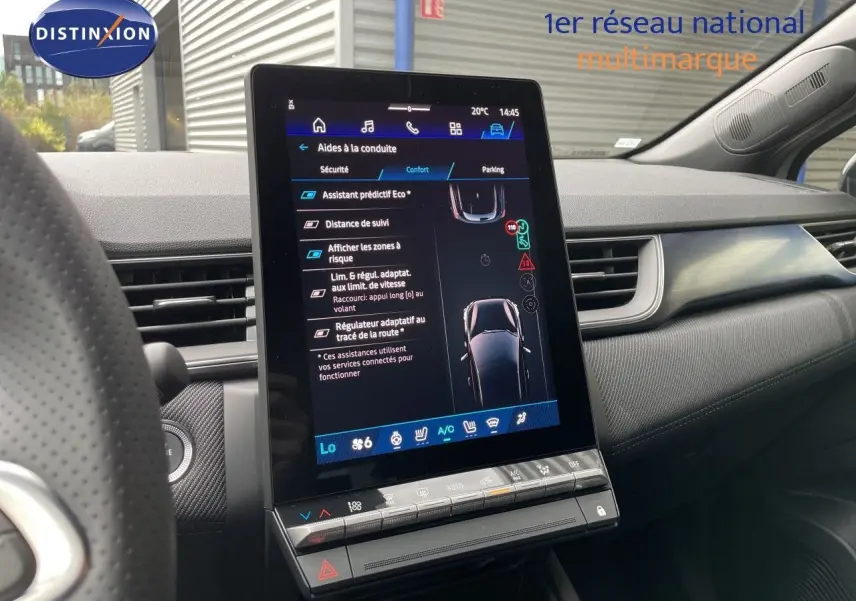 Vue intérieure du tableau de bord de la Renault Symbioz gris Rafale métal, avec écran tactile central vertical affichant les aides à la conduite.