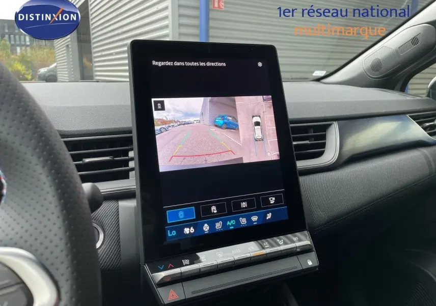 Vue intérieure du tableau de bord de la Renault Symbioz gris Rafale Metal, avec écran tactile affichant la caméra 360° et aides au stationnement.
