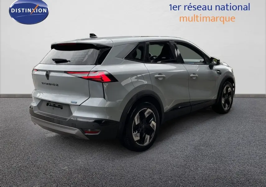 Vue 3/4 arrière droite d’un Renault Symbioz gris Rafale métal avec feux arrière LED et jantes bicolores.