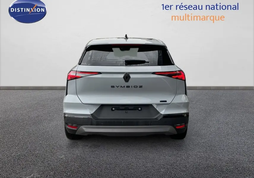 Vue arrière d'une Renault Symbioz gris Rafale métal 2026, avec feux arrière LED fins et plaque Zero KM.
