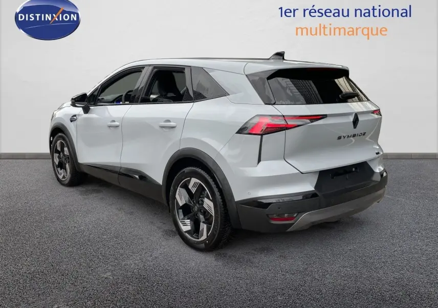 Vue 3/4 arrière droite d’un Renault Symbioz gris Rafale métal avec feux LED et jantes bicolores modernes.