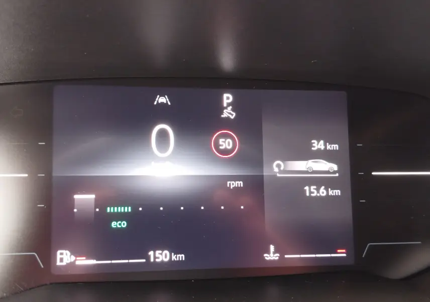Tableau de bord numérique de Renault Clio TCE 90CH X-TRONIC rouge, affichant vitesse zéro et autonomie 150 km.