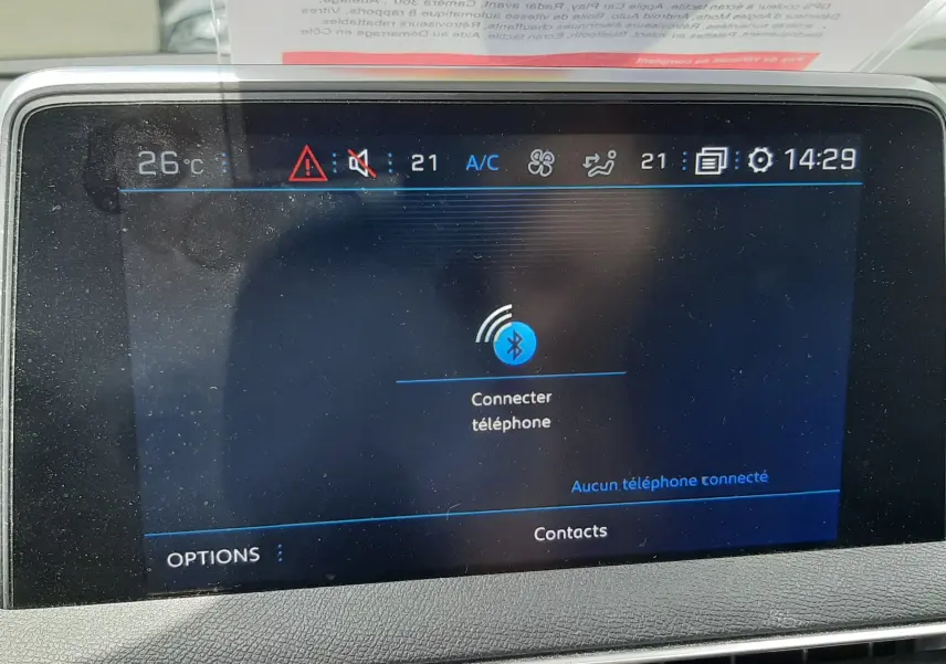 Écran tactile central du tableau de bord du Peugeot 3008 2020, affichant la connexion Bluetooth et la climatisation à 21°C.