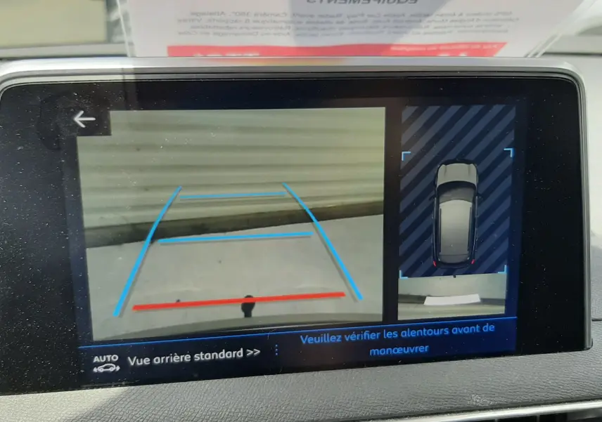 Écran multimédia du Peugeot 3008 gris montrant la caméra de recul et la vue 360° en intérieur véhicule.