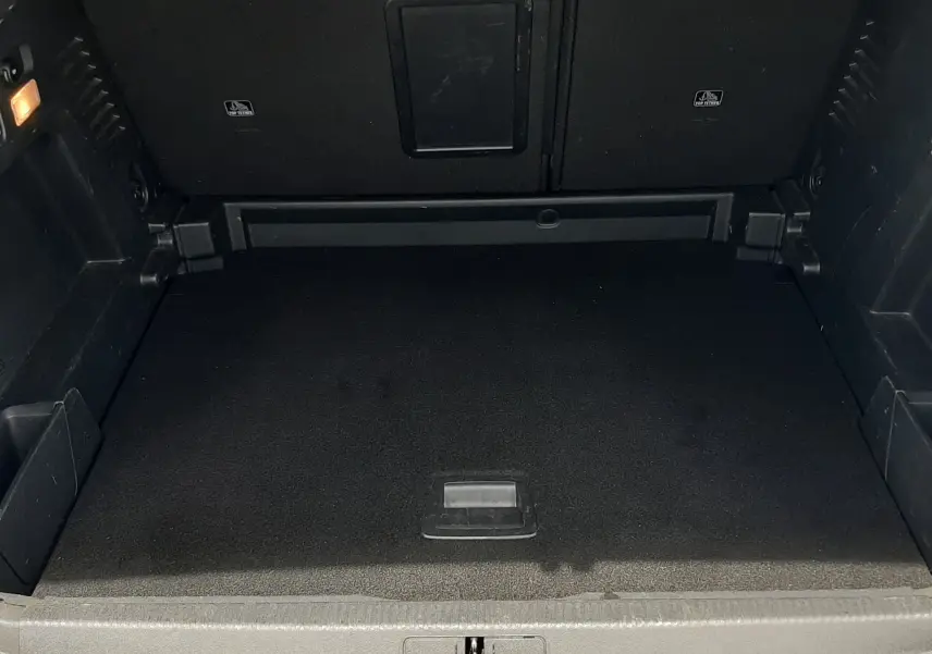 Coffre ouvert du Peugeot 3008 gris 2020, vue intérieure montrant un espace de chargement propre et bien agencé.