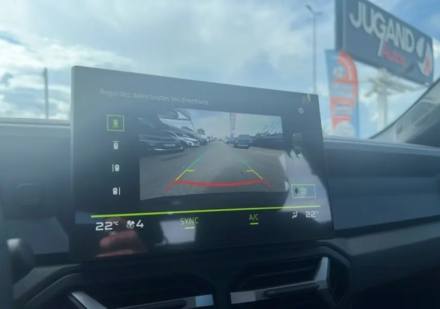 Vue intérieure sur l'écran tactile du tableau de bord du Dacia Bigster 2025 montrant la caméra de recul active.