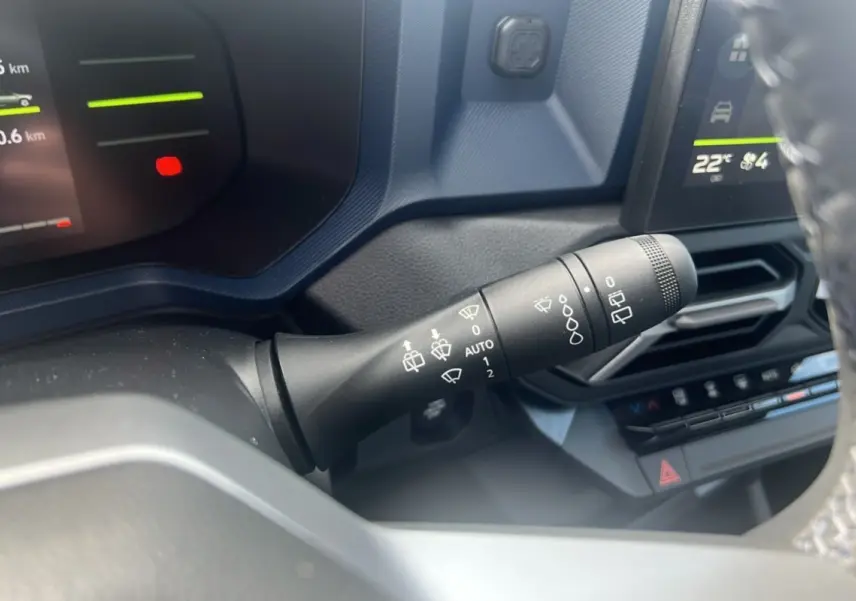 Gros plan sur la commande d'essuie-glace du tableau de bord intérieur du Dacia Bigster TCE 140 4x2 Expression Plus 2025.