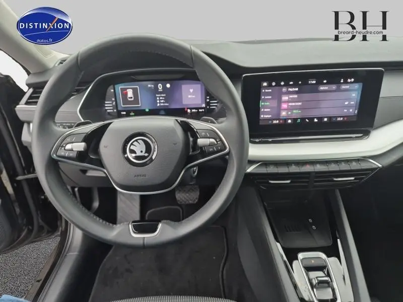 Vue intérieure centrée sur le volant cuir multifonction et tableau de bord numérique de la Skoda Octavia Combi 2024 noire