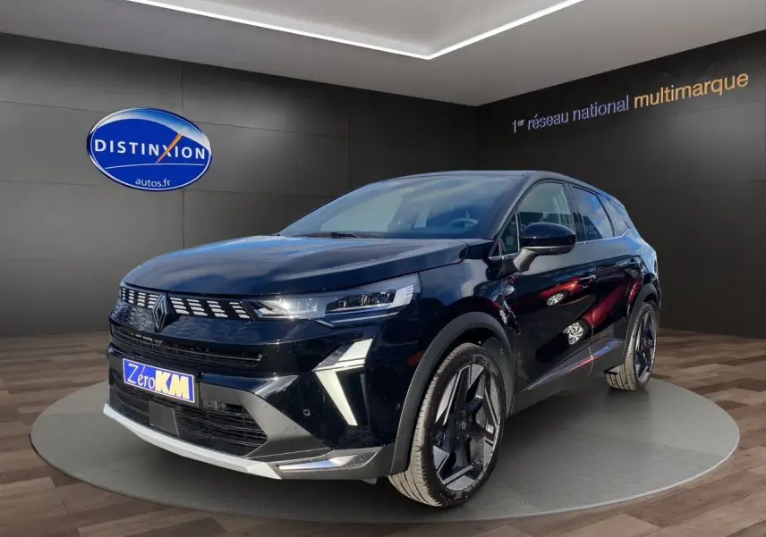 Renault Symbioz noir étoile en 3/4 avant droit, avec jantes noires et feux LED distinctifs en showroom