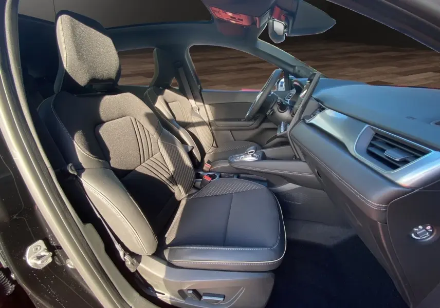 Intérieur noir de la Renault Symbioz 2025, vue côté gauche sur les sièges avant et le tableau de bord moderne.