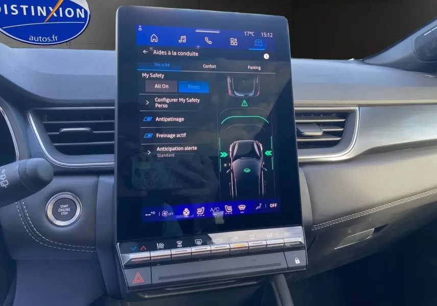 Écran tactile central du tableau de bord du Renault Symbioz noir étoile, affichant les aides à la conduite.