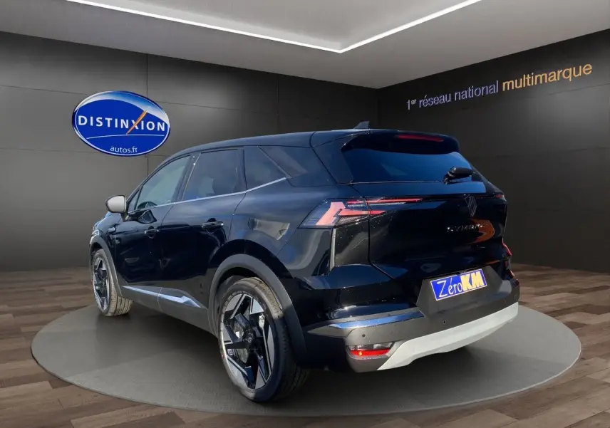 Renault Symbioz Iconic E-Tech Hybrid noir étoile, vue 3/4 arrière droit, jantes alliage et feux LED distinctifs.