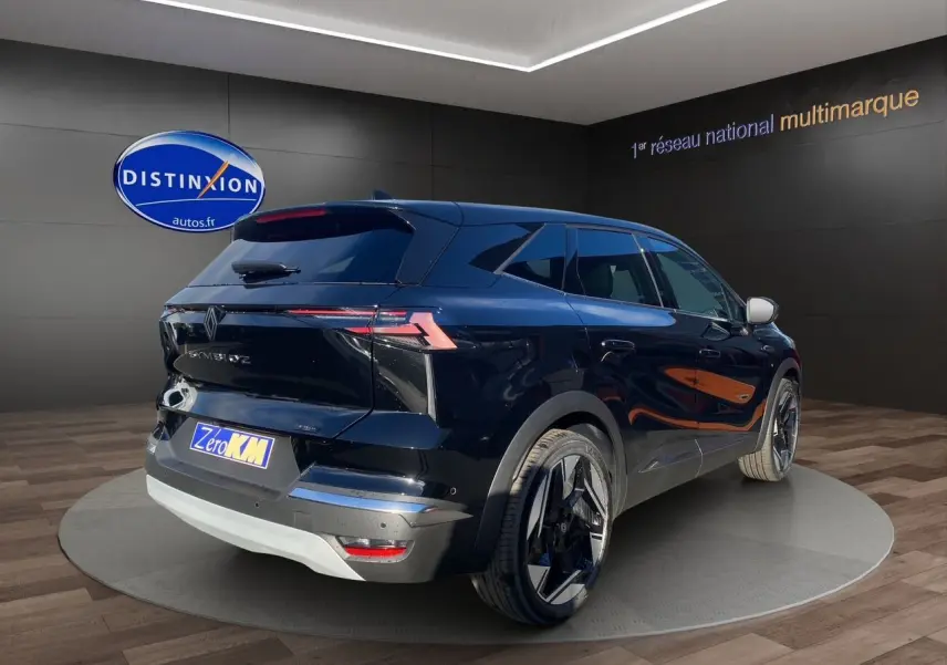 Vue 3/4 arrière droite d'un Renault Symbioz noir étoile avec feux LED et jantes alliage 19 pouces.