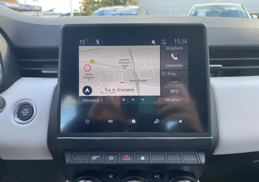 Écran tactile central avec navigation et commandes sur tableau de bord blanc de Renault Clio Intens 2021.