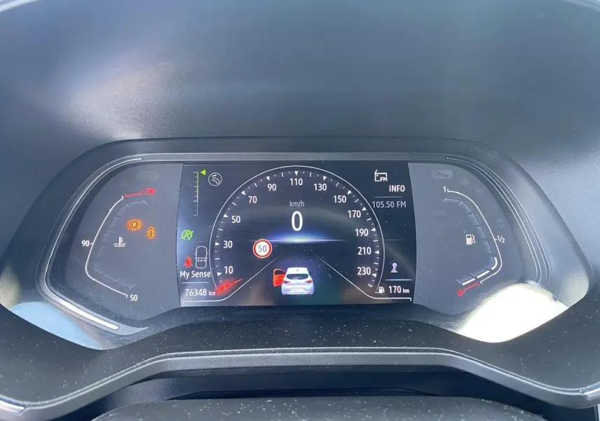 Tableau de bord numérique de Renault Clio blanc 2021 affichant vitesse à zéro et indicateurs divers.
