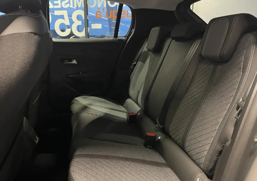 Vue intérieure côté droit des sièges arrière gris tissu et TEP avec surpiqûres Quartz du Peugeot 208 1.2i Hybrid 2025.