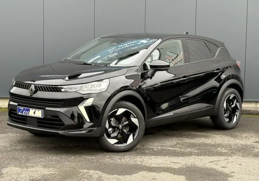 Renault Captur 2025 noir étoilé en vue 3/4 avant droit, avec jantes aluminium noires et phares LED distinctifs.