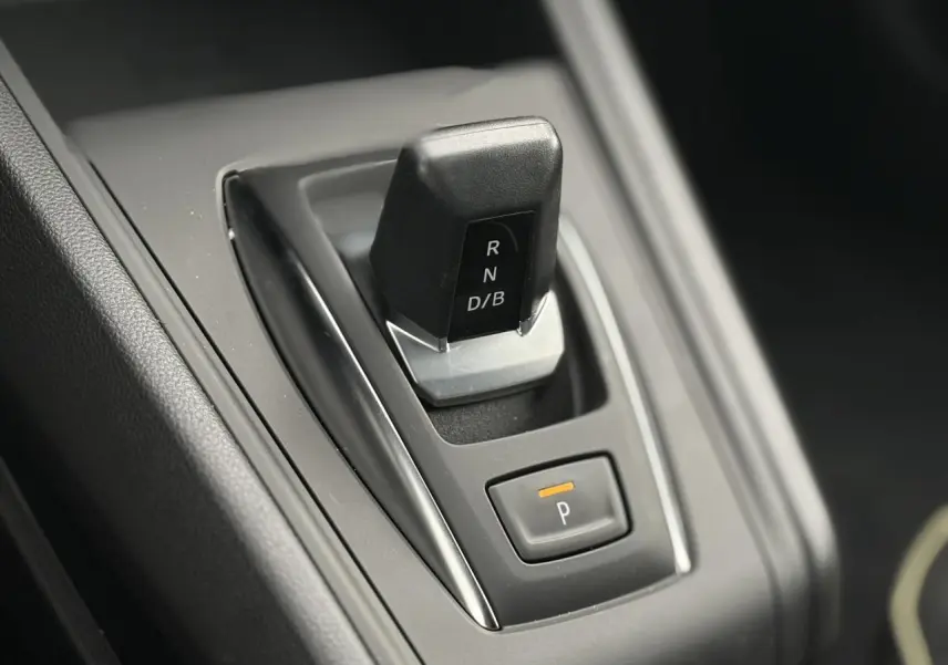 Le levier de vitesses automatique noir du Renault Captur 2025 en gros plan sur la console centrale.