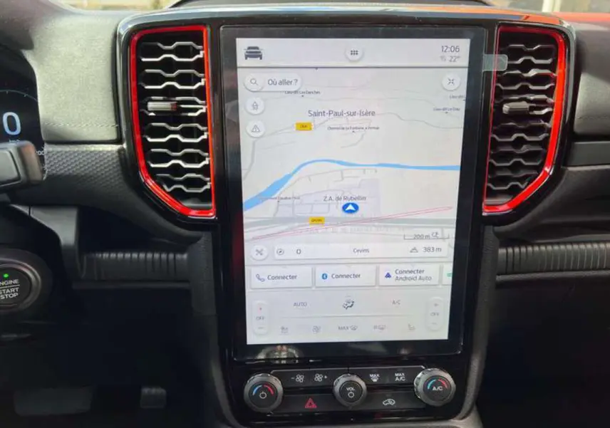 Vue rapprochée de la console centrale du Ford Ranger Raptor 2025, écran tactile vertical avec navigation et aérateurs rouges.