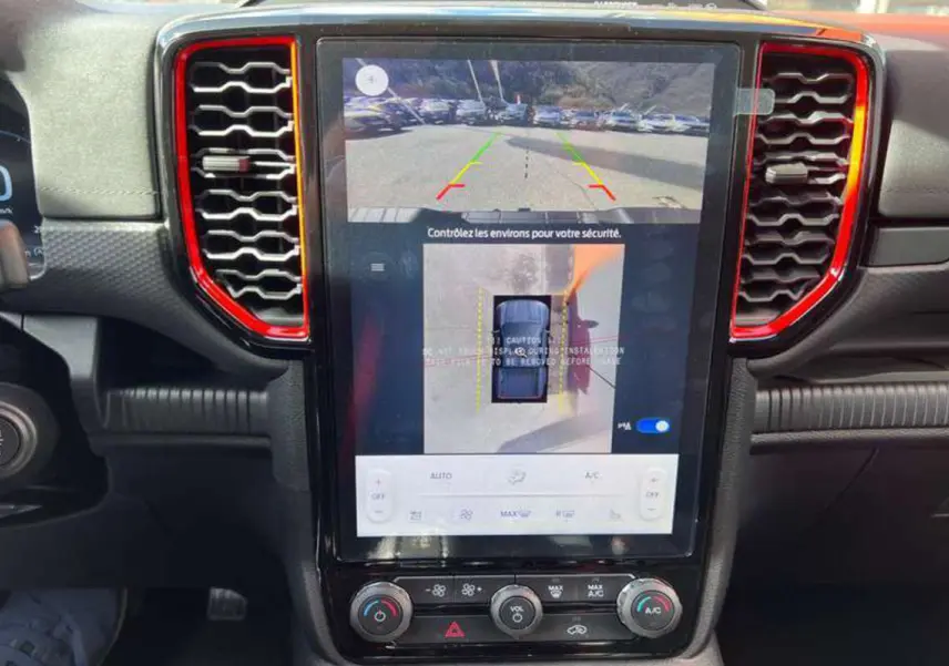 Vue rapprochée de l’écran central tactile du Ford Ranger Raptor 2025 avec caméra 360° et cadre d’aération rouge.