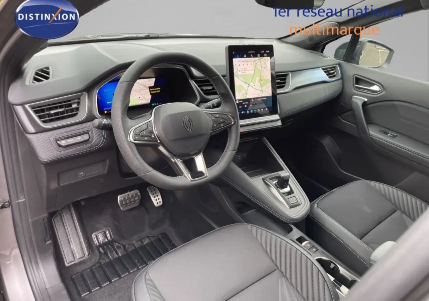 Vue intérieure côté conducteur de la Renault Symbioz gris cassiopée, avec tableau de bord digital et écran tactile vertical.