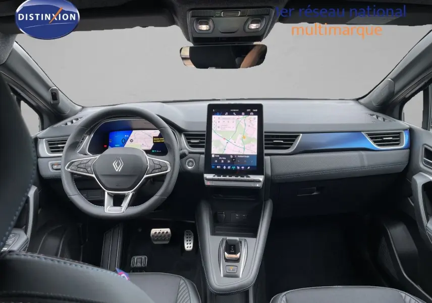 Intérieur Renault Symbioz 2026, vue frontale du poste de conduite avec écran tactile vertical et détails bleu métallisé.