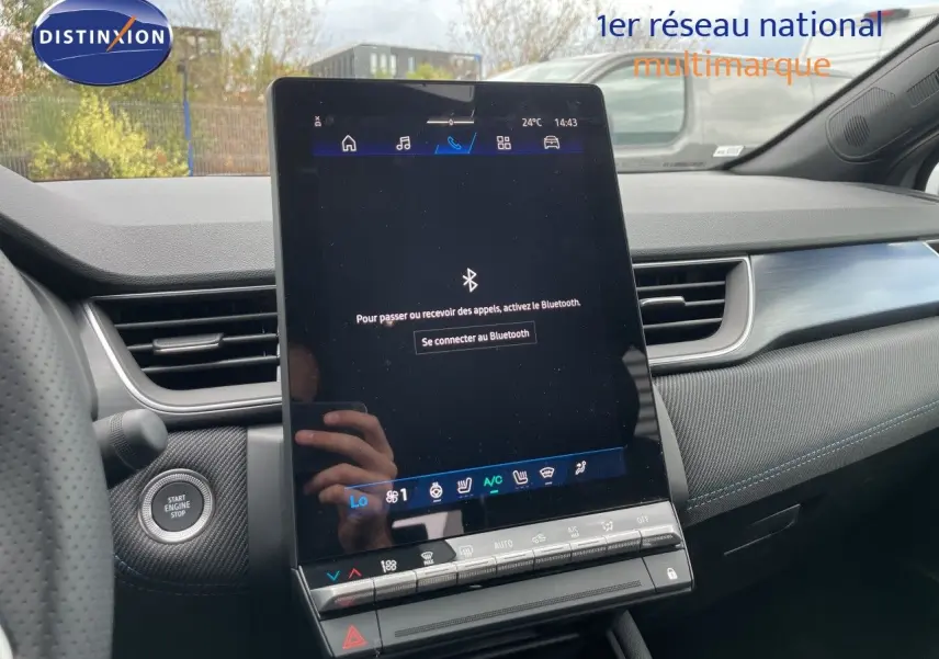Vue intérieure centrée sur l'écran tactile vertical du tableau de bord du Renault Symbioz gris Cassiopée.