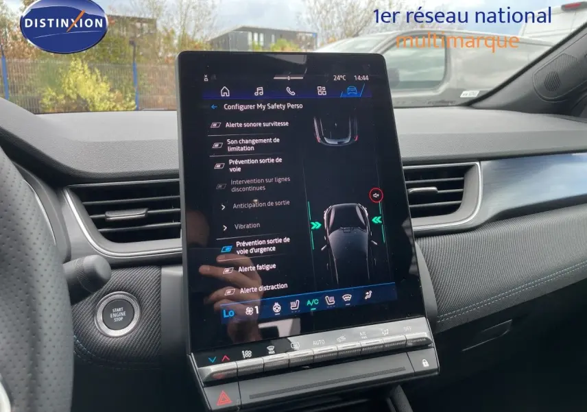 Vue intérieure du tableau de bord du Renault Symbioz gris Cassiopée Métal, avec écran tactile central affichant les réglages de sécurité.
