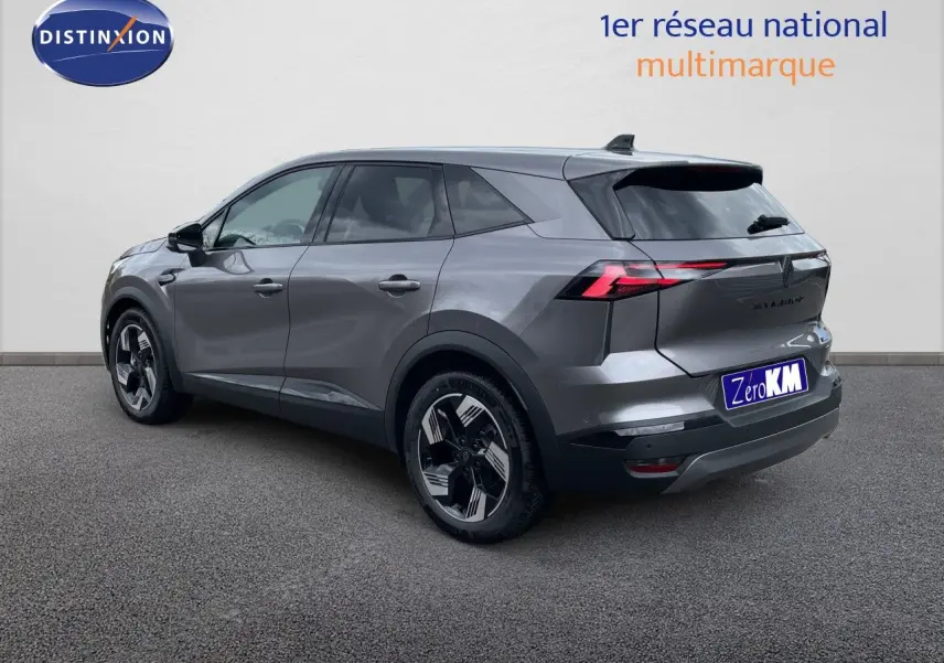 Renault Symbioz gris cassiopée métal, vue 3/4 arrière droit, SUV hybride avec feux arrière LED distinctifs.