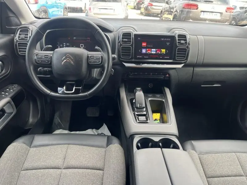 Vue intérieure du poste de conduite du Citroën C5 Aircross 2020, avec volant cuir et écran tactile central.