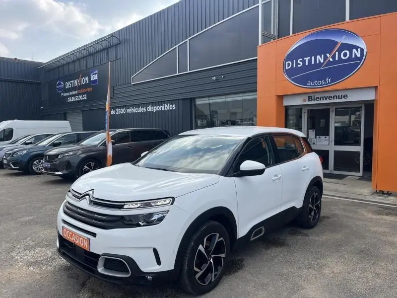 Citroën C5 Aircross blanc Banquise vue 3/4 avant droit avec jantes alliage et détails noirs contrastants.