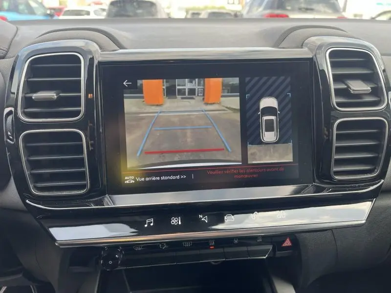 Écran tactile central du Citroën C5 Aircross 2020 montrant la caméra de recul avec guidage dynamique.