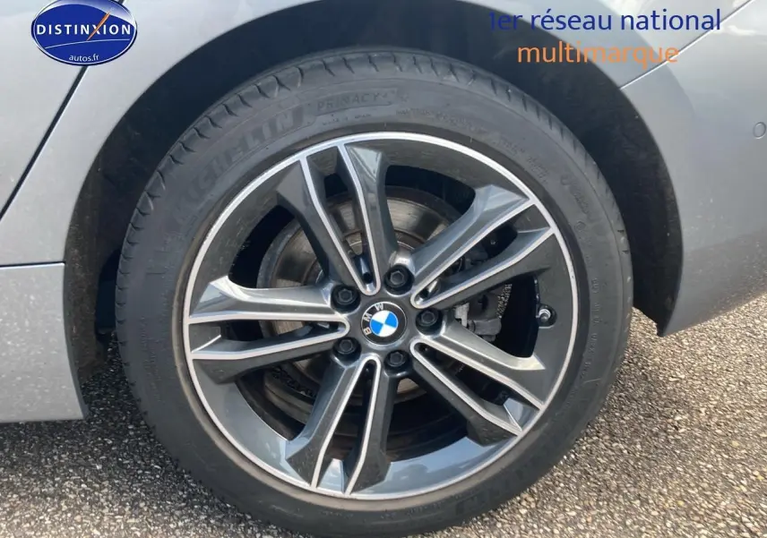 Gros plan sur la jante alliage 17 pouces style 549 d'une BMW Série 1 gris foncé côté arrière droit.