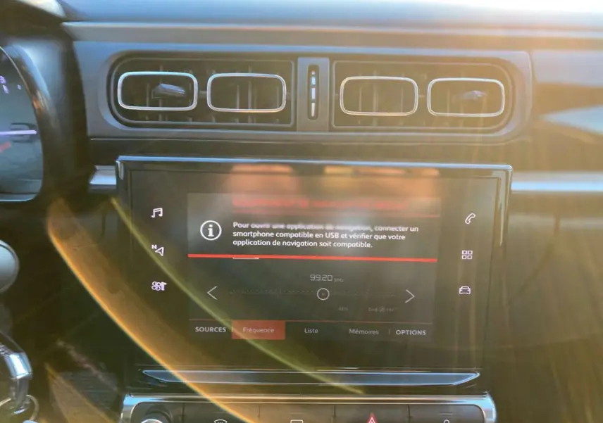 Vue rapprochée de la console centrale de la Citroën C3 Shine 2023, écran tactile et aérateurs rectangulaires noirs.