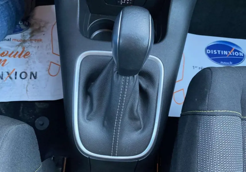 Le levier de vitesse automatique noir de la Citroën C3 Shine 2023 vu de dessus, avec coutures apparentes.