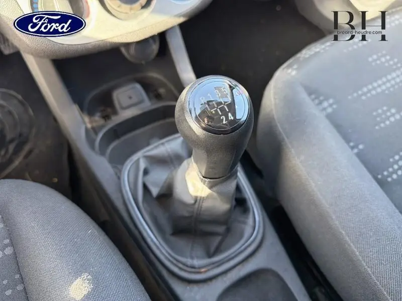 Le levier de vitesses manuel noir vu de dessus dans l'habitacle gris de l'Opel Corsa 2014 finition Cool Line.