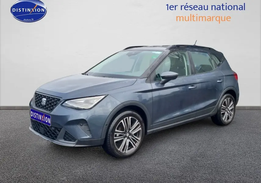 SEAT Arona gris magnétique en vue 3/4 avant droit, avec jantes 17 pouces et toit noir contrasté.