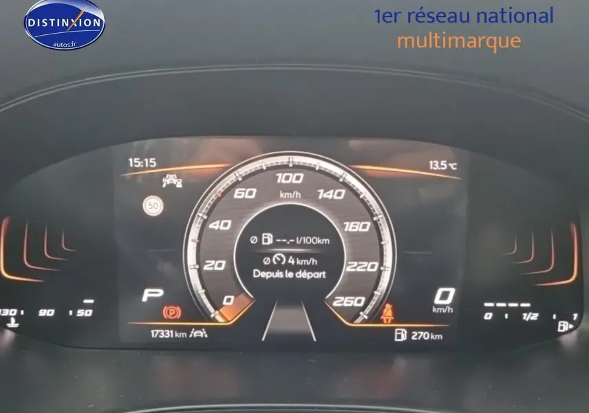 Tableau de bord digital du SEAT Arona 2025 affichant la vitesse, température et autonomie, éclairage orange subtil.