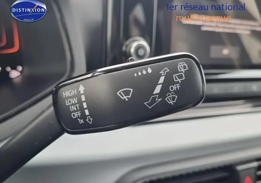 Gros plan sur la commande des essuie-glaces dans l’habitacle gris d’une SEAT Arona 2025 finition Copa.