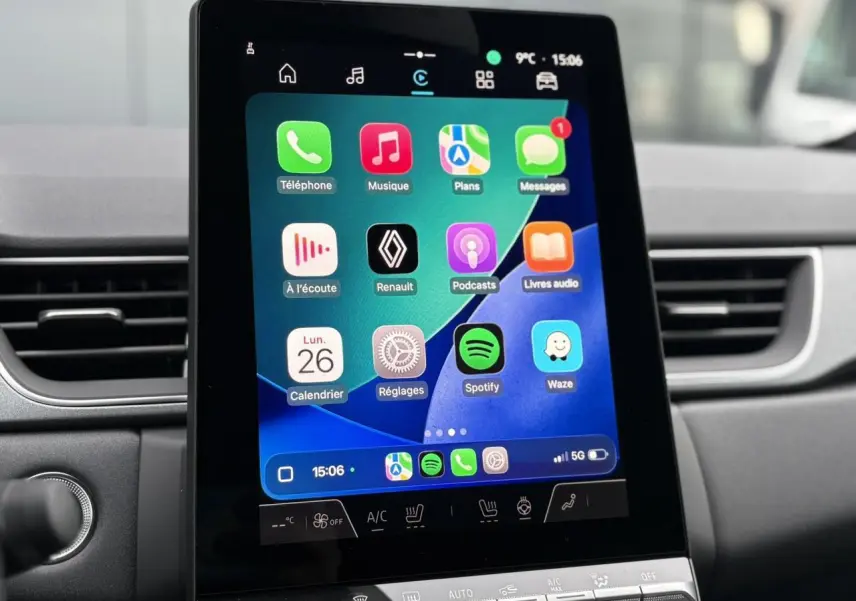Écran tactile central du Renault Captur 2025 affichant les applications connectées avec tableau de bord gris.