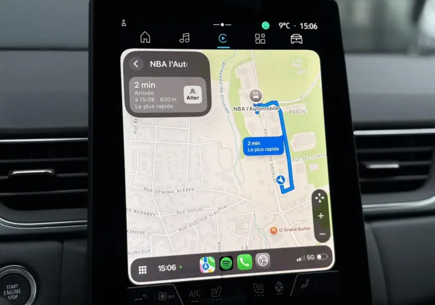 Écran tactile central du Renault Captur 2025 affichant la navigation, entouré de la console noire intérieure.