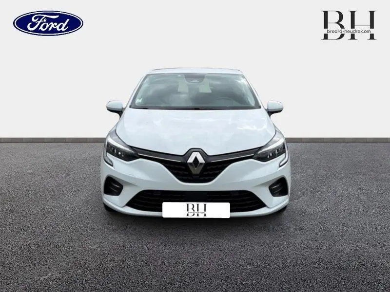 Vue avant d'une Renault Clio blanche 2021 avec calandre noire et phares LED distinctifs.