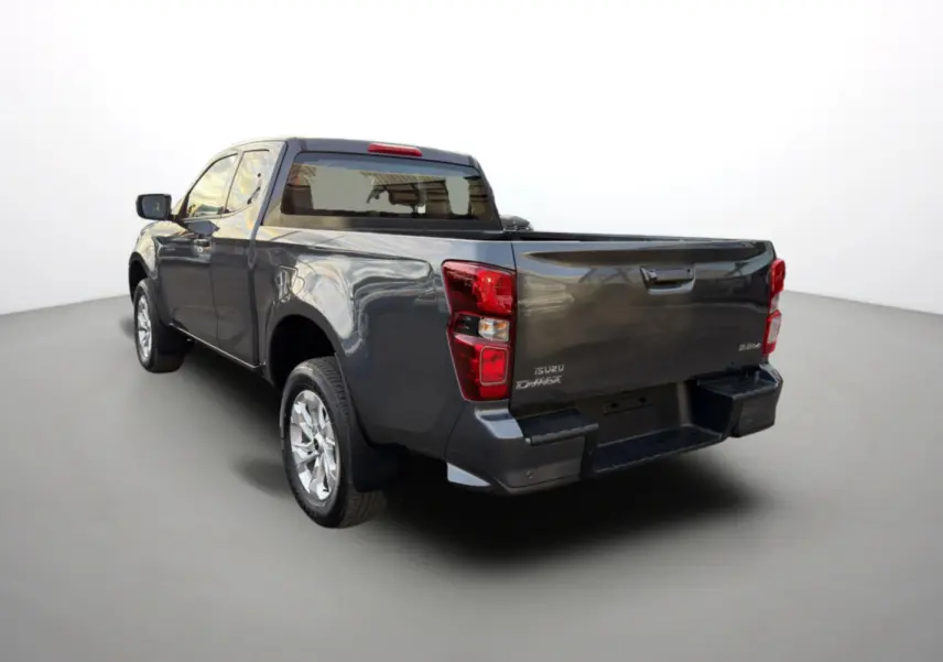 Vue 3/4 arrière du pick-up Isuzu D-MAX gris obsidian mica avec jantes alu et feux arrière rouges.