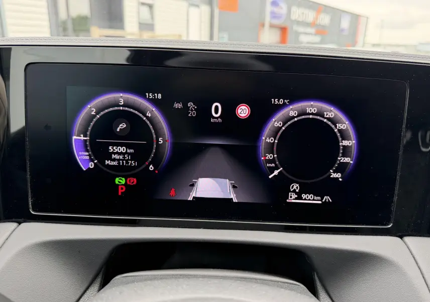 Affichage numérique du tableau de bord du Volkswagen Tiguan 2025 montrant la vitesse, le régime moteur et les alertes.
