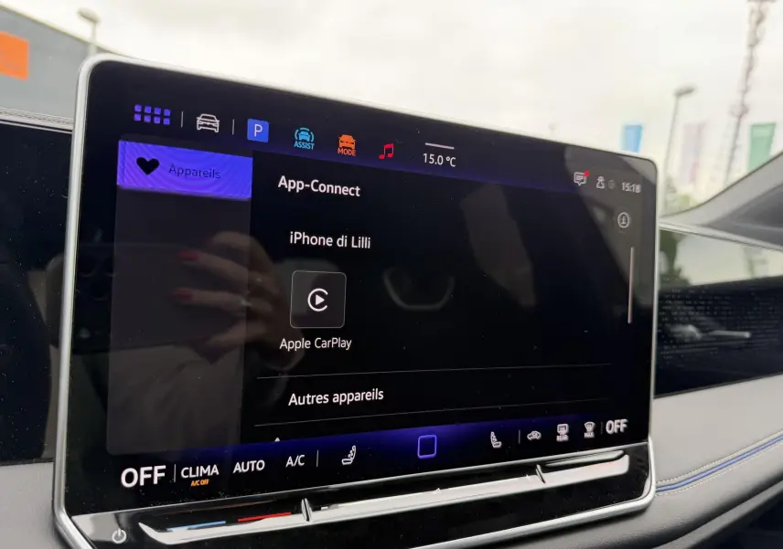 Écran tactile central du Volkswagen Tiguan 2025 affichant la connexion Apple CarPlay, intérieur gris visible en arrière-plan.