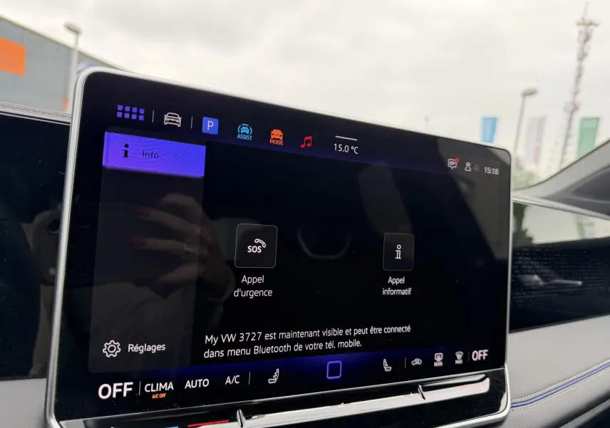 Écran tactile central du Volkswagen Tiguan 2025 gris, vue intérieure côté passager avec commandes digitales visibles.