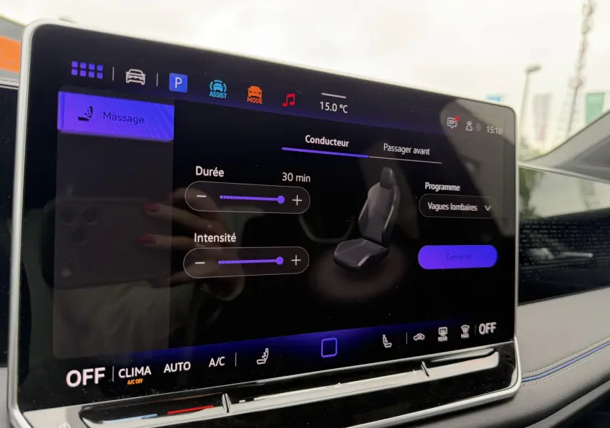 Écran tactile intérieur du Volkswagen Tiguan 2025 montrant les réglages du massage siège conducteur.