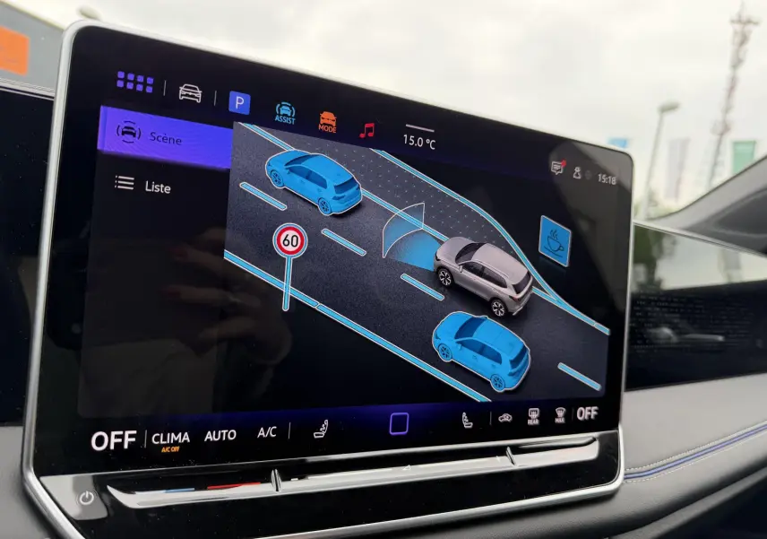 Écran tactile intérieur montrant l'assistant de stationnement du Volkswagen Tiguan gris, vue de face côté conducteur.