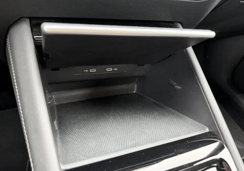 Rangement central ouvert avec deux ports USB-C visibles dans l'habitacle noir du Volkswagen Tiguan 2025.